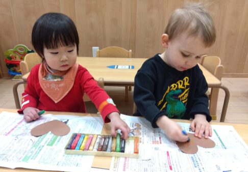 １歳児　バレンタインデー制作したよ！