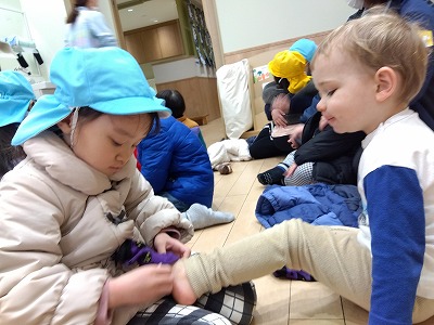 5歳児　りす組さん(１歳児)とお散歩