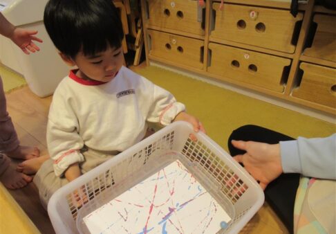 １歳児「ビー玉アートをしました🎨」