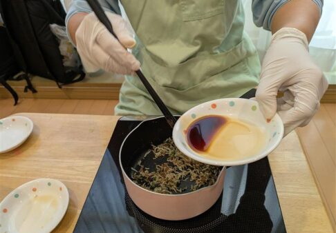 食育活動の様子〈2歳児クラス〉