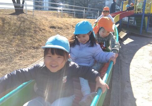 2歳児　ぱんだ組　くじら組とお散歩に行ったよ♪