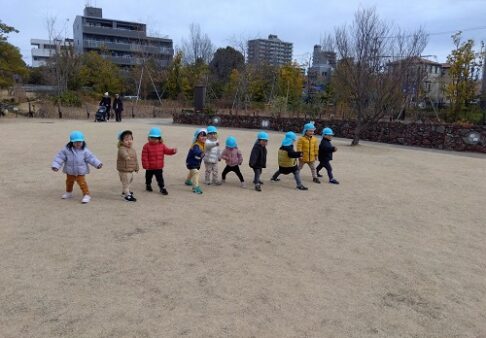 ２歳児　戸外遊び