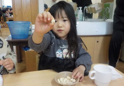☆2歳児　食育活動　スノーボールクッキー作り☆