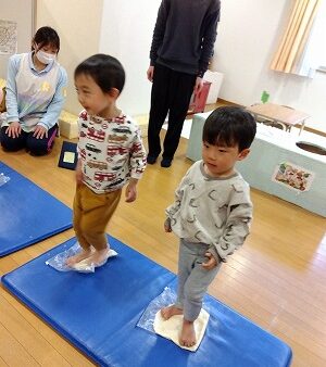うさぎ組(２歳児クラス)☆２月の食育(うどん作り)