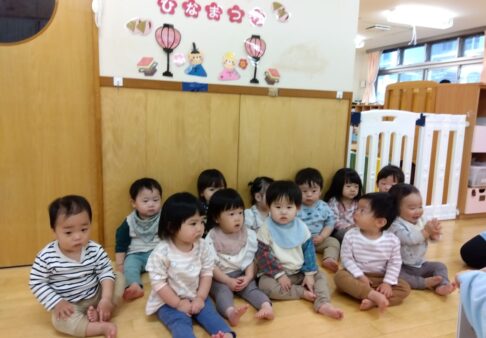 0歳児クラス　「今日はたのしいひなまつり～♪」