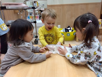 １歳児　クッキーづくりをしたよ！