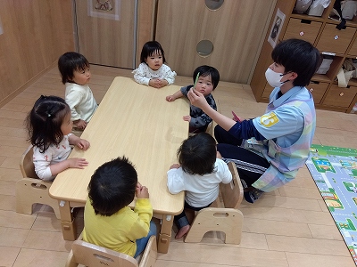 ０歳児　制作をしたよ