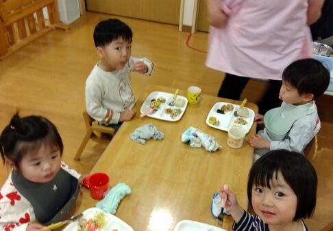 うさぎ組（２歳児クラス）☆３月の食育（バイキング給食）