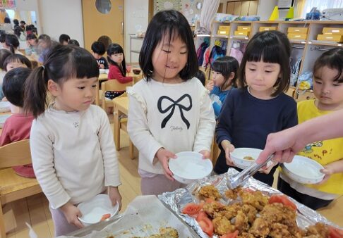 ３歳児　うさぎ組　給食バイキング🍞🍚