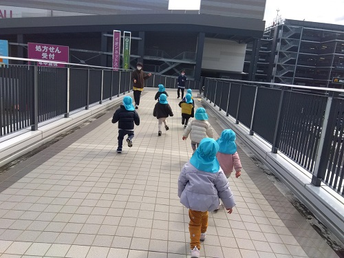 みんなでお散歩へ行きました♫
みんなで広い歩道橋を元気に通り抜けました😂