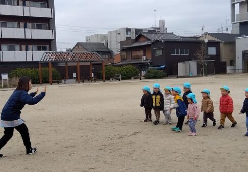 ２歳児　だるまさんがころんだ