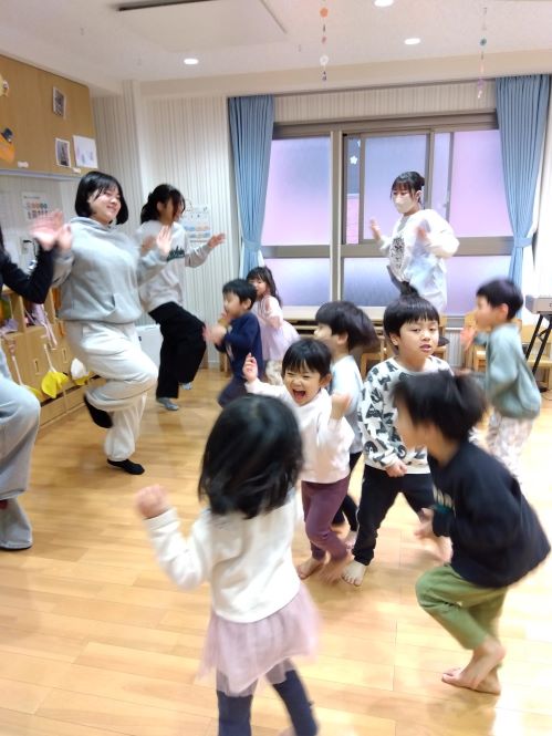 からだを大きく動かして2曲のふりつけを練習、
子どもたちはノリノリで参加し、30分以上踊り続けていました🤩