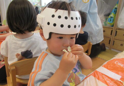 1歳児「キャベツちぎり」