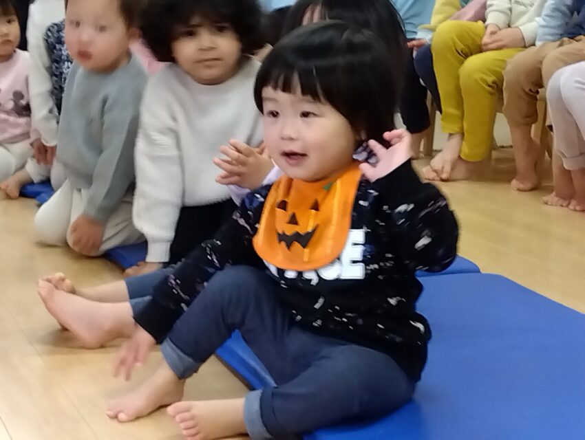 お名前を呼ばれると手を挙げて「はーい」とお返事しています🌟