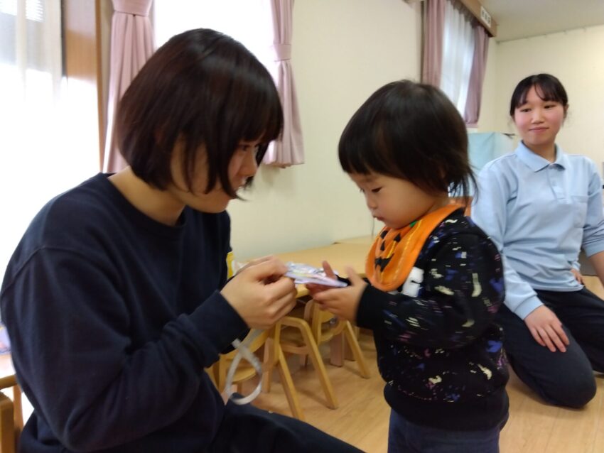 メダルの飾りに興味津々👀