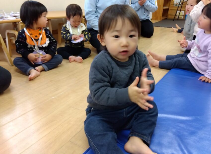 お友だちと一緒に拍手をして、お祝いする雰囲気を楽しみました👏