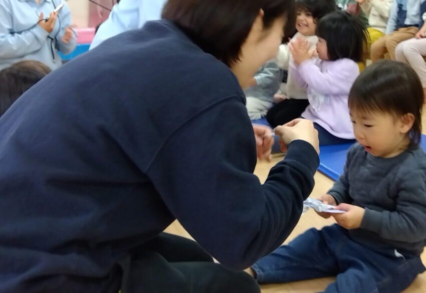 「おめでとう」とメダルを貰うと「ほ～い」とお返事をしています😆