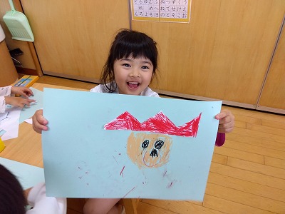 4歳児クラス、はさみでジグザグ切りに挑戦！