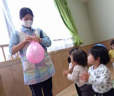１歳児　風船遊びをしたよ！