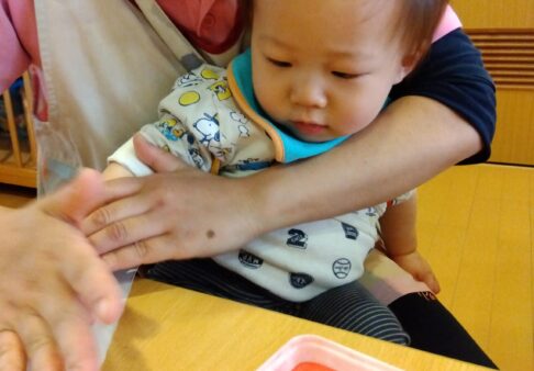 【０歳児と２歳児】製作活動