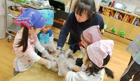 ４歳児・５歳児　味噌づくり