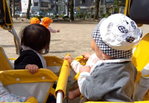 ０歳児　日光浴