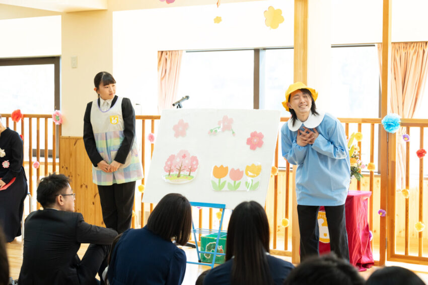 先生からの出し物は、先生が園児さんになりきり保育園はどんなところなのかな？ということを知っていただけるような内容をパネルシアターで見ていただきました。
