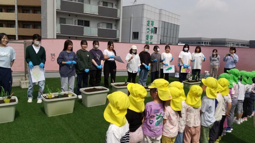 名古屋こども専門学校食育コースの学生さんと一緒に夏野菜の苗を植えました🌞
にんじん、かぼちゃ、パプリカ、オクラ、キュウリ、トウモロコシを育てます🌱