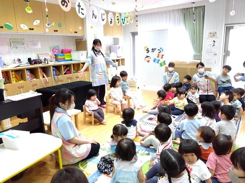 最後には大きな誕生日ケーキが出現しました🍰
誕生月の子どもたちは前にでてきてトッピング💕
みんなでパクパクパクと食べる真似をして誕生会を盛大に楽しみました🙌