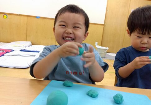 2歳児クラス「久しぶりに粘土遊びをしたよ☆」