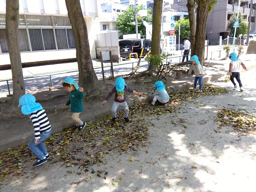 親しいお友だちと関わりながら遊ぶことに楽しさを覚えるこの時期♬
公園で落ち葉や枝を集めてお友だちと山を作ることを楽しみました😄