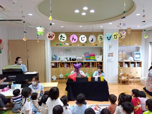 5月の誕生会でした💕
今回の出し物は「風船クイズ」をしました🎈
「風船クイズ」では箱の中からチラリと見せる先をみて何がでてくるか当てるゲームをしました🥰
息をふきこむとプワンと膨らんででてくる果物やクリームなどに大喜びしていました😆