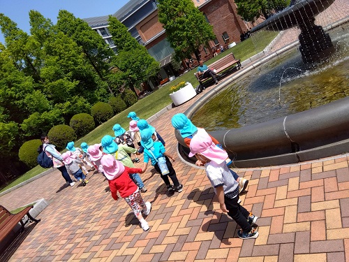 最近は２歳児クラス、３歳児クラスのお友だちと手を繋いで散歩へ出掛けています✨
進級してから約１か月が経ちました🥺
新しい環境にも慣れてきて、お兄さん、お姉さんらしい姿を見られることが増えてきました💎
