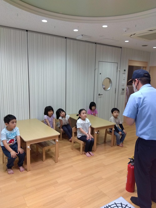 どのクラスでも真剣に聞いていました👀👂
「保育者の話しをよく聞いて逃げる」「おさない・かけない・しゃべらない・もどらない」「消火器について」等の話しを聞きました。