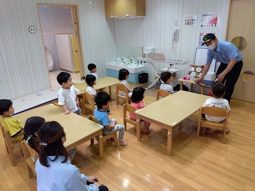 保育園で行われる訓練は子どもたちの安全を守るために欠かせない大切な取り組みです。
いざとなった時に、恐怖心ではなく前向きな気持ちで取り組むことで安全への備えだけではなく成長へ繋がる貴重な機会となります。
今後も様々な訓練を通じて緊急時に冷静に対応する方法を身につけていく練習をしていきます。