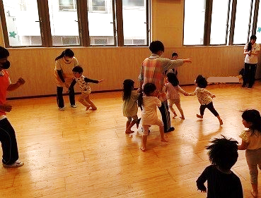 名古屋こども専門学校の5階にあるスタジオで学生による体育活動が行われました！
集団遊び「バナナおに」や「しっぽとり」をしました😆