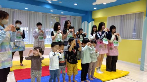 姉妹校のオープンキャンパスイベントに参加しました🎉
内容は「この虫だれだ」🔍
虫眼鏡をもって歌を歌いながら色々な虫の名前をみんなで発語しました🥺