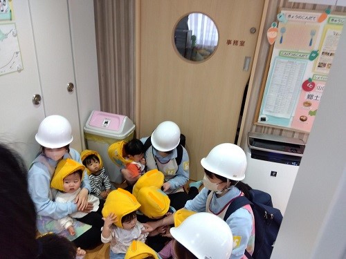 揺れがおさまった後は全員で安全な場所へ集まりました。
みなさん、とてもよく頑張りました👏
引き続き、万が一の場合に備えて練習を行っていきます。