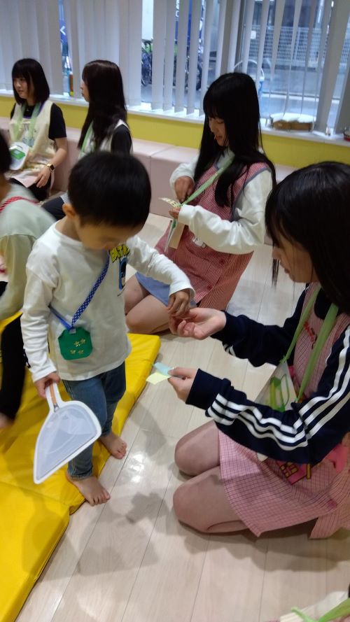 虫を捕まえてイベントに参加している高校生のエプロンシアターに貼り付けていき、最後にみんなでめがねのお歌を歌い、手遊びをしました🎶
姉妹校との連携を通じて交流し、社交性を身につけていきます💎