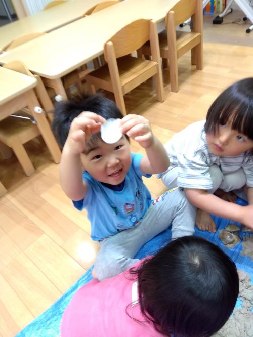 とても嬉しかったようで、友だちに見せ合う姿もありました😊
「また明日もやろうね！」や「楽しかったね！」と、お話ししていました。
 
季節に合わせて集団生活だからこそ楽しめる遊びに取り組んでいきます♪