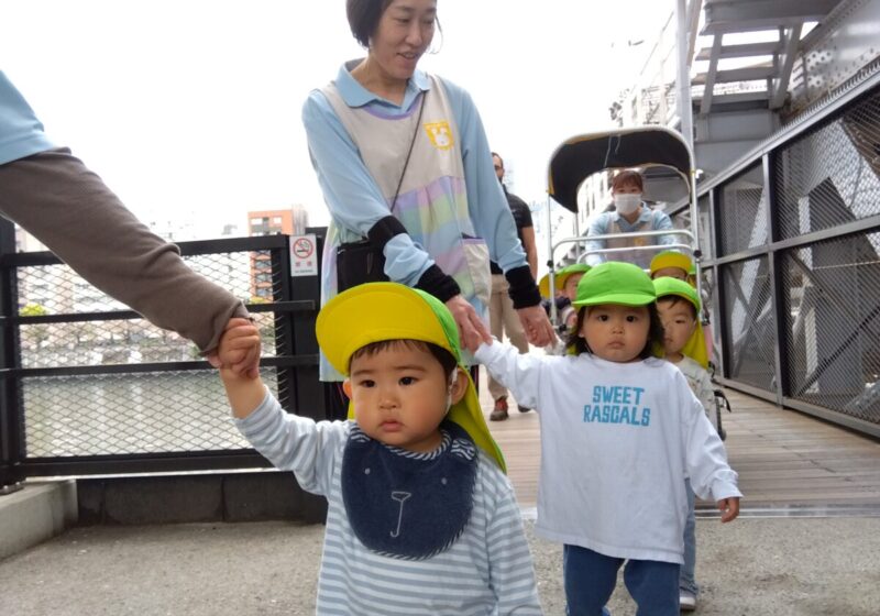 手をつないでお散歩♬