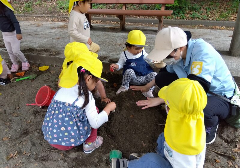 お砂場で大きなお山を作ったよ～