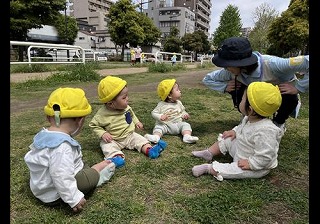 お外気持ちいいね（０歳児）