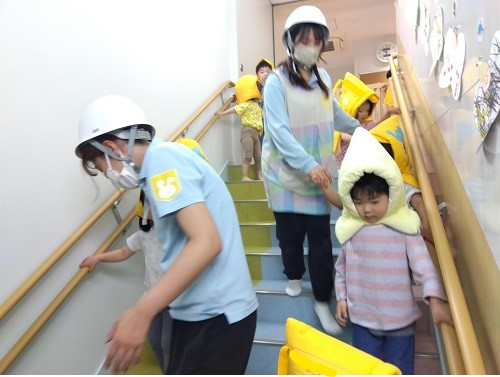 5月の避難訓練を実施しました。
今月は前月に引き続き、地震を想定して訓練を行いました。
緊急地震速報音を流すと乳児クラスの子どもたちは驚きと不安で泣けてしまう子が多く見られましたが、保育士と身を守り、話しをよく聞いていました。
幼児クラスの子どもたちも保育士の話しを注意深く聞いて落ち着いて速やかに避難することができていました。