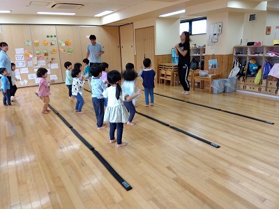 リズムジャンプの講師の先生が来て、3,4歳児さんにリズムに合わせながらジャンプをする運動遊びを教えてもらいました🤸
準備運動も手を曲げたり、伸ばしたり、身体を丸めたり。
先生が楽しく教えてくれます。