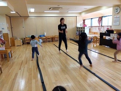 足をパーにして、棒を踏まないようにジャンプをしながら前に進みます。
身体の体幹やバランスが大事です。
動物の真似をして進むのが上手で先生に褒められるとますますなりきって動いていた子どもたちでした。
運動遊びも様々なバリエーションがあります。
子どもたちが楽しく体でリズムを感じられるようにしています😊