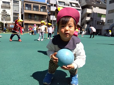 子どもたちは外遊びを通して、身体を動かしながらどうやって、ボールを投げたらいいか、どうやって縄を通る事ができるのか、様々なことを考えています。保育園では遊びを通して、子どもたちが考える力も育んでいます。