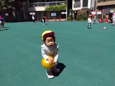 ２歳児さんはボールや縄、シャボン玉を持って広い公園で思い切り遊びます。