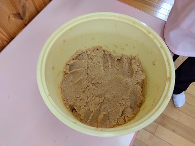 米麴と混ぜ合わせ、種味噌を入れて混ぜました。最後に樽の中に空気を抜くように
入れて10月まで寝かせて発酵させます。
寝るとどんな風になるのかな?発酵って何だろう?新しい疑問と発見、待つ事の楽しみを知った子どもたち。
早く10月にならないかな~。と、期待でワクワクしていました♪
1年かけて出来がる味噌。
子どもたちには食に携わる方への感謝の気持ちも芽生えたようです✨
