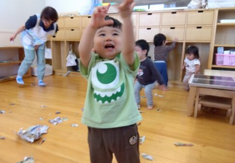１歳児クラス～新聞紙遊び～